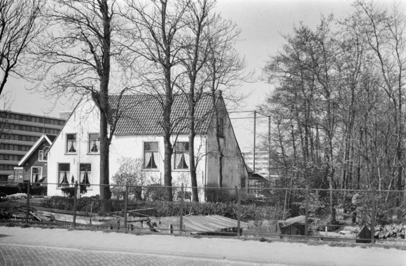 1970, met op de achtergrond de nieuwe flats