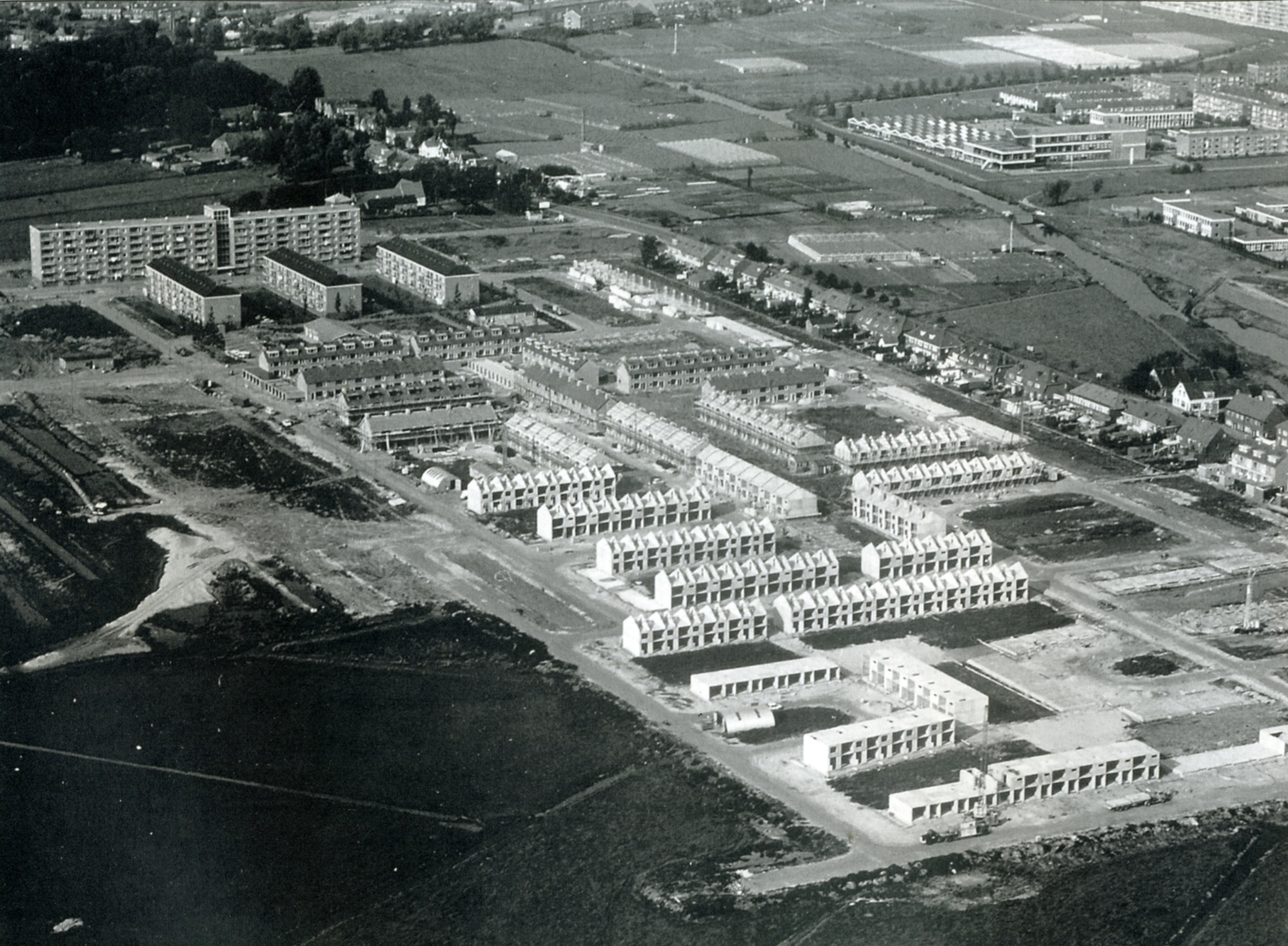 Luchtfoto 1968 met achter de flats de boerderij